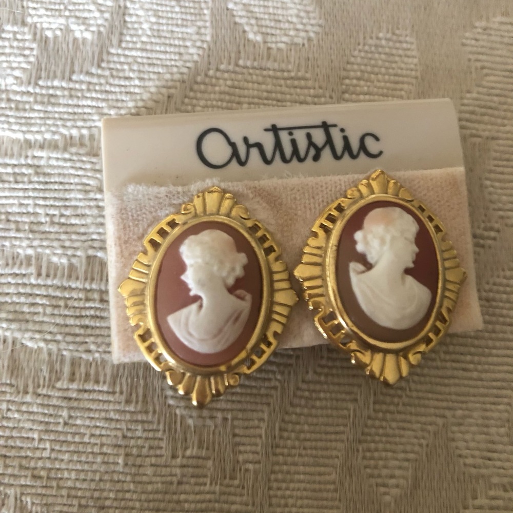 Cameo earrings. Vintage.